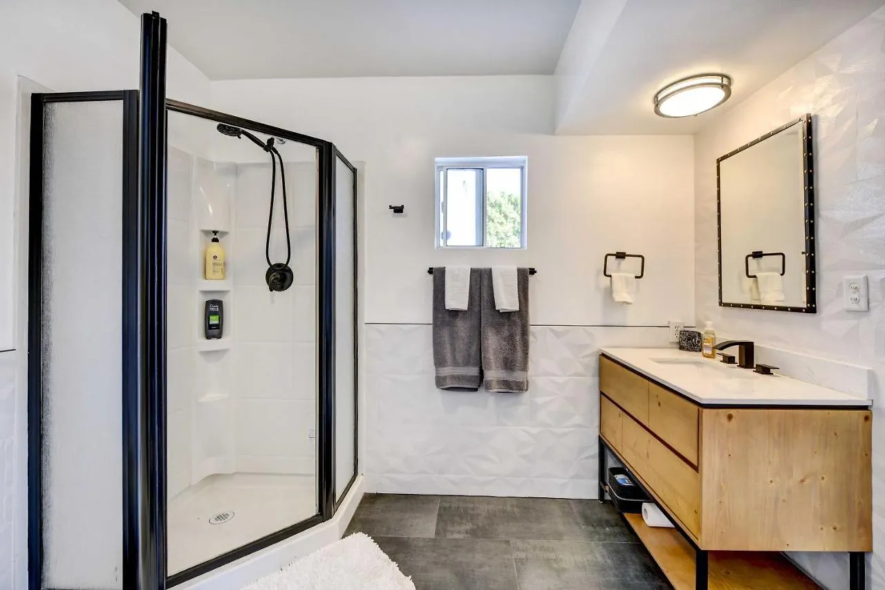 Stylish Palm Springs Home With Private Pool And Spa! 0*,