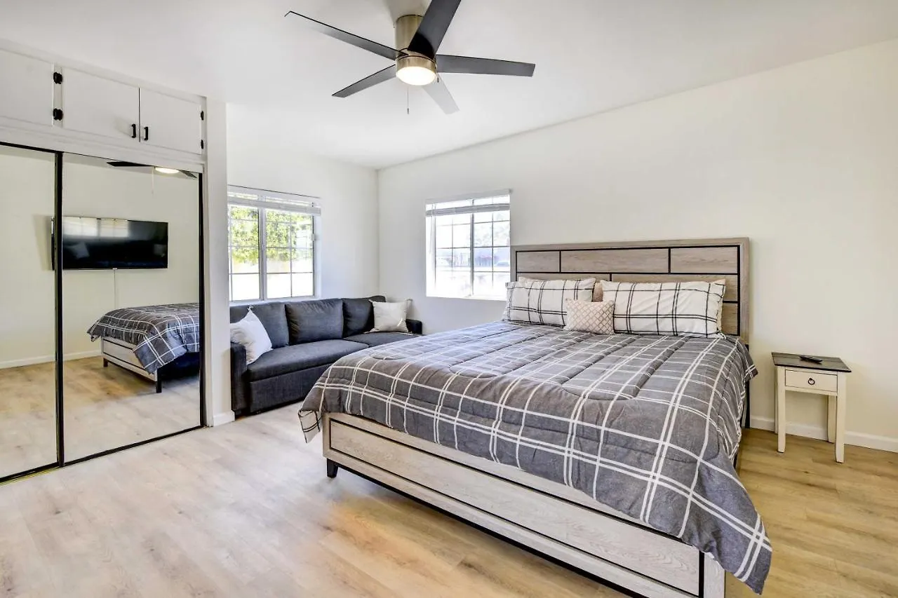 Stylish Palm Springs Home With Private Pool And Spa! Holiday home