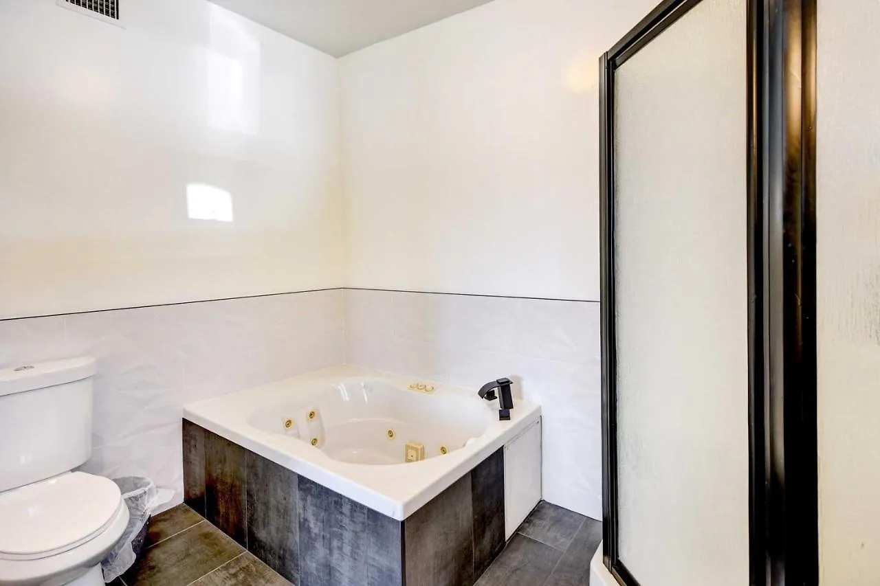 Stylish Palm Springs Home With Private Pool And Spa! 0*,